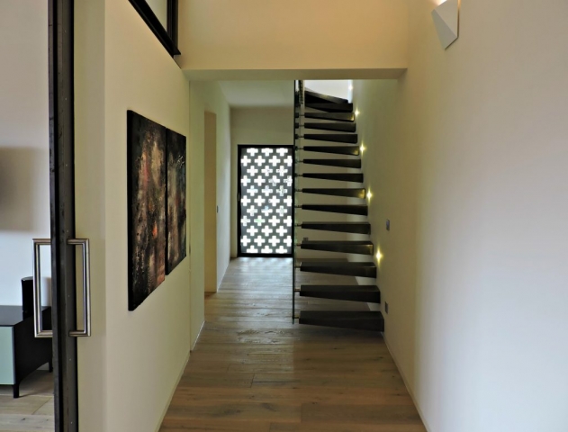 Loft ad Agno: scala in ferro e vetro